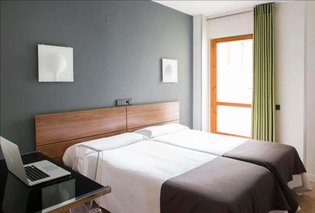Hospedium Hostal Un Punto Chic Huesca Rom bilde