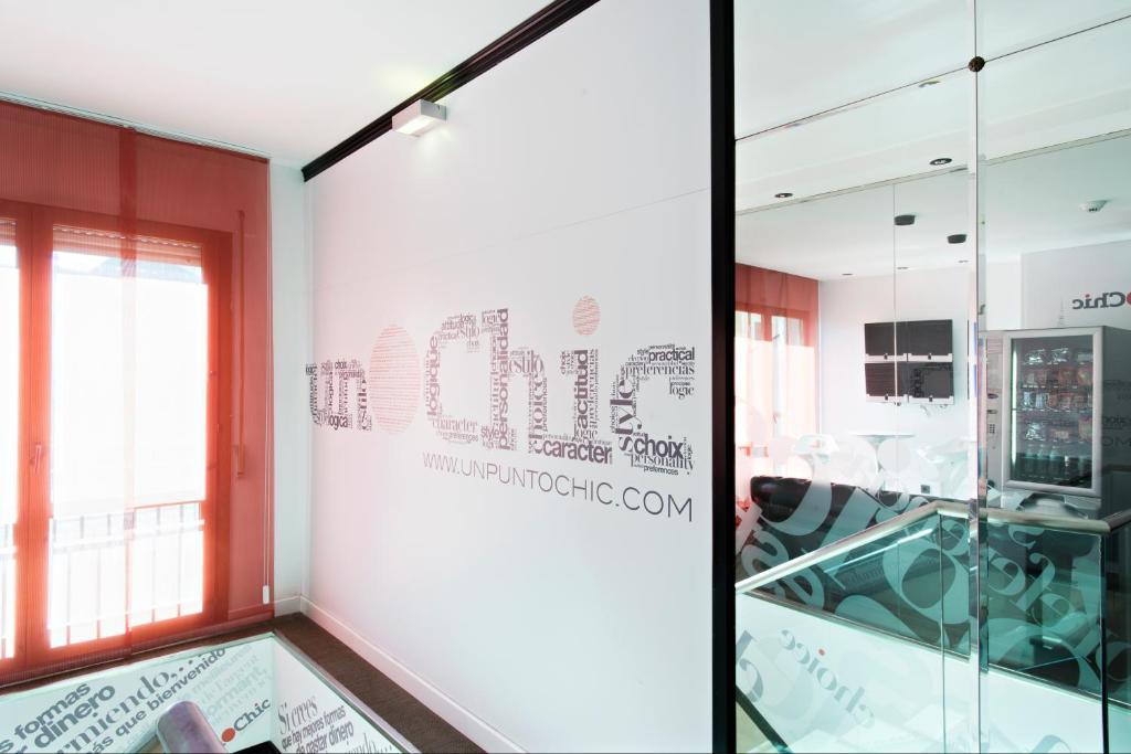Hospedium Hostal Un Punto Chic Huesca Eksteriør bilde